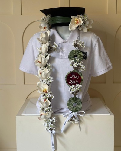 طوق ورد السيمبيديوم الصناعي - طوق ورد السيمبيديوم الصناعي 🎓 
 تنسيق ناعم ولمسة راقية تكمل إطلالة التخرج والمناسبات الخاصة. 
 الأسعار: الطوق: 28 د.ك