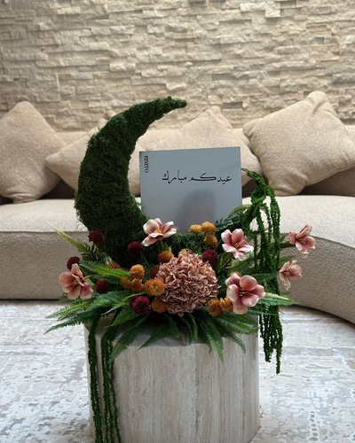 تنسيقة العيد 4 - لمسة راقية تليق بطاولة العيد. 
 تنسيقة عيد من ورد صناعي كوالتي عالي تضيف حضور أنيق لضيافتكم. 
 القياس: العرض: 70 سم الارتفاع: 65 سم 
 السعر: 38 د.ك