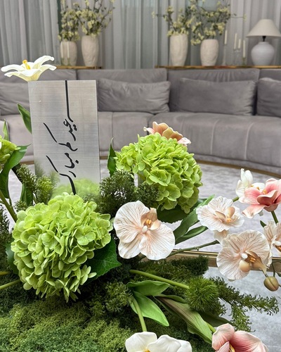 تنسيقة العيد 5 - زيني بيتك واستقبلي العيد بأجمل التفاصيل ✨ 
 تنسيقة عيد من ورد صناعي كوالتي عالي تضيف لمسة أنيقة لطاولات الضيافة. 
 القياس: العرض: 80 سم الارتفاع: 50 سم 
 السعر: 32 د.ك 
 احجزي تنسيقة العيد قبل الزحمة 🎁