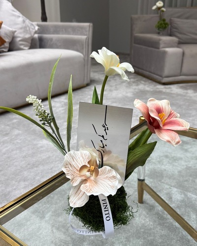 تنسيقة العيد5 - زيني بيتك واستقبلي العيد بأجمل التفاصيل ✨ 
 تنسيقة عيد من ورد صناعي كوالتي عالي تضيف لمسة أنيقة لطاولات الضيافة. 
 القياس: العرض: 80 سم الارتفاع: 50 سم 
 السعر: 7 د.ك 
 احجزي تنسيقة العيد قبل الزحمة 🎁