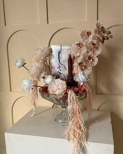 تنسيقة العيد - زيني طاولة العيد بلمسة أنيقة ✨ 
 تنسيقة راقية من ورد صناعي كوالتي عالي تضيف حضور جميل وأجواء دافئة لضيافتكم. 
 السعر: 25 د.ك 
 احجزي تنسيقة العيد قبل الزحمة 🎁