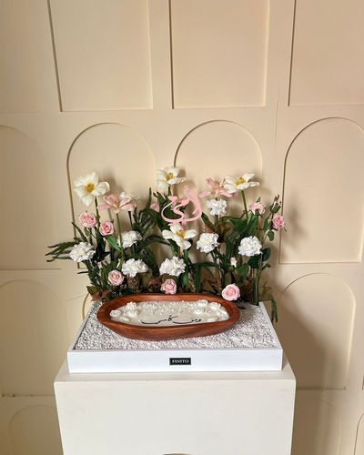 باقة عيد الأم ٢ - السعر: 38 د.ك 
 هدية مميزة بلمسة راقية للأم ✨ 
 تنسيق ورد صناعي عالي الجودة مع شمعتنا الكبيرة من شمع الصويا الطبيعي