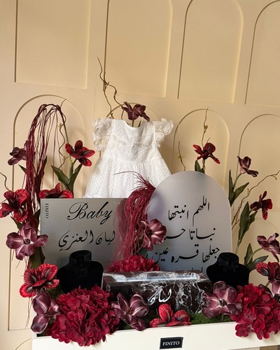 دزة المواليد - تنسيق فاخر من ورد صناعي بملمس طبيعي، اختيار راقٍ يليق باستقبال المولود بلمسة مميزة. 
 القياسات: العرض: 110 سم الارتفاع: 80 سم