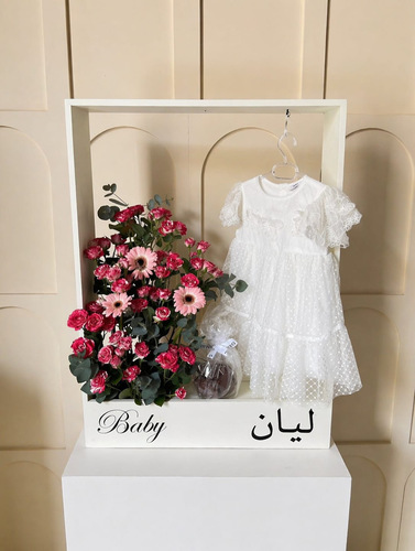 دزة المواليد - دزّة مواليد 🤍 
 تنسيق أنيق يجمع بين الورد والتفاصيل الناعمة مع إمكانية إضافة الاسم، القياسات: الارتفاع: 70 سم العرض: 50 سم