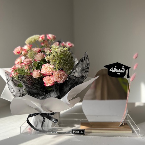 ورد جوري تخرج - مرايا باسم الخريج، مع باقوة ورد طبيعي بصينيه اكريلك