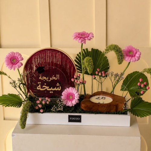 تنسيق تخرج ورد طبيعي مع شمعه
