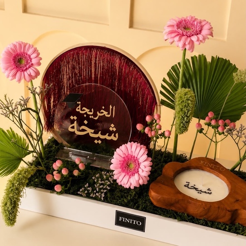 تنسيق تخرج ورد طبيعي مع شمعه