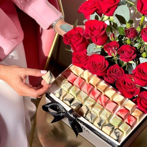 Puff M - It has a selection of roses, baby roses, and 360 grams of mixed Swiss chocolate