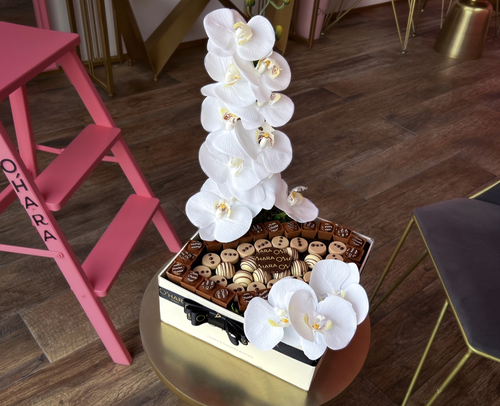 The Rivière - Contains 600 grams of Swiss chocolate and orchid flower (artificial)