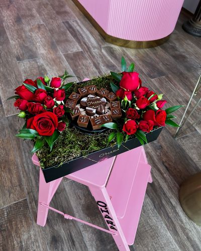 Stylish - Medium box roses and baby roses with 280 grams of chocolate