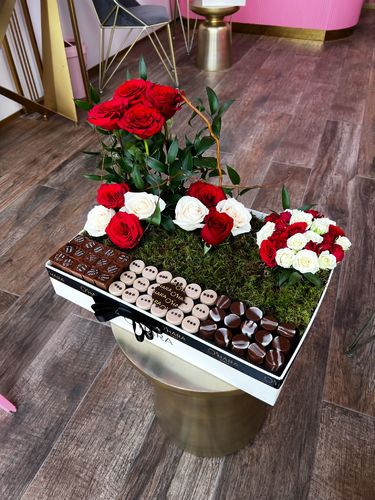 Tiara - Mix flowers roses and baby roses with green grass and Italian ruscus and 500 grams of swiss chocolate mix flavor