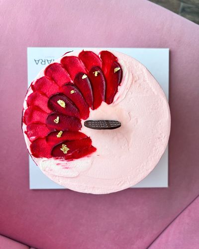 Golden Art - Cake in shades of red and light pink, in addition to gold leaf, you can choose the size and filling that suits your taste