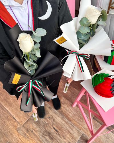 Kuwait bouquets giveaways - توزيعات العيد الوطني بأمكانهم إضافة كرت من كل بوكيه وتنسيق لون الورد و لون التغليف