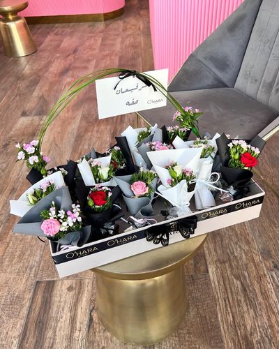 Giveaways mini boutiques - بوكس يحتوي على أسم معلق من إختياركم بالأضافه الى 15 ميني بوكيه وكل بوكيه يحمل قطعة چوكلت ويمكنكم أختيار ألوان البوكيهات