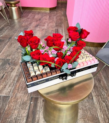 Malaki M - A rectangular box containing a mixture of roses, in addition to 420 grams of Swiss chocolate, with different flavors and distinctive colors.