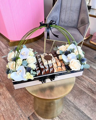 X White - A rectangular box contains a mixture of roses, in addition to 600 grams of Swiss chocolate