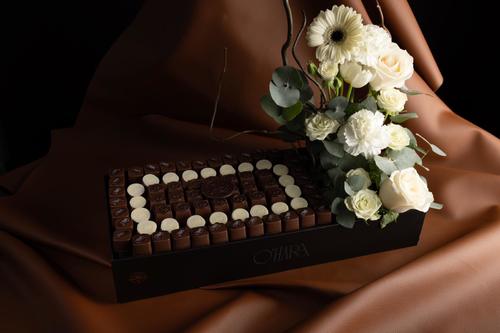 B Tiara - Black box 900 grams of mix 3 kinds chocolate with mix flowers corner