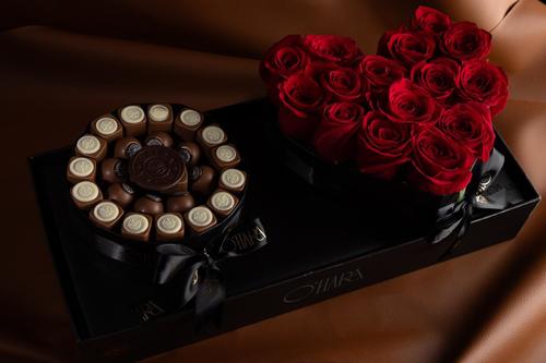 HEART C BOX - Big black box with 250 grams mix chocolate and roses heart