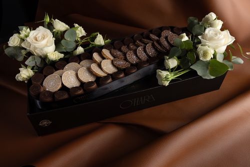 B CORNERS - Big black box 550 grams of mix chocolate with mix roses you can choose the color of roses