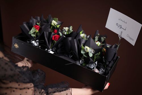 Mini giveaways - Big black box with catd bord name, 15 mini bouquets with chocolates wrap