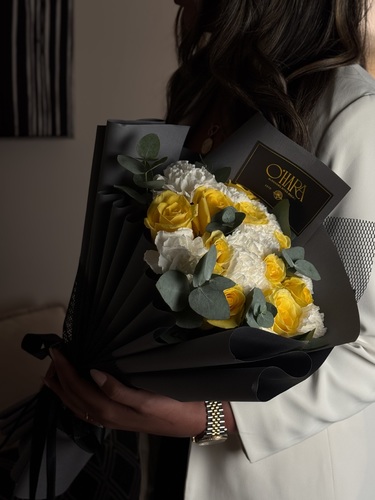 Mix yellow boquet - باقة أنيقة تجمع بين الورود الصفراء النابضة بالحياة والزهور البيضاء الناعمة، مع لمسات من الأوراق الخضراء المميزة، مغلفة بورق أسود أنيق مع شريط فاخر، مثالية لتقديم رسالة فرح وتفاؤل في كل مناسبة خاصة.