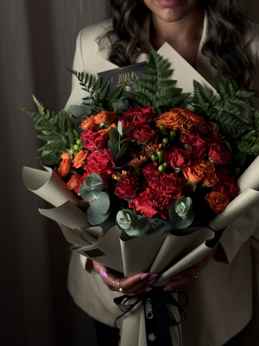 Passion green boquet - باقة ورد أنيقة وفاخرة، تجمع بين ألوان الأحمر والبرتقالي الدافئ، مع لمسات من الأوراق الخضراء المنعشة. التعبئة ملفوفة بورق فاخر بأناقة، تعطي إحساس بالترف والذوق الرفيع. مناسبة لأي مناسبة خاصة أو هدية تعبر عن المشاعر الجميلة بكل حب ورقي!
