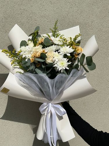 Queen white boquet - باقة ورد فاخرة بتنسيق أنيق
تتكون من توليفة راقية من الزهور البيضاء والبيج، تشمل الورد الأبيض والدايزي، مع لمسات ناعمة من الزهور الصفراء وأوراق الأوكالبتوس الطبيعية.
تُغلف الباقة بورق فاخر بلون أبيض مطفي، مزينة بشبك ناعم وشريطة ساتان أنيقة، مما يمنحها مظهراً راقياً يناسب جميع المناسبات الرسمية والخاصة. 
مثالية للتقديم في المناسبات الرفيعة، حفلات التخرج، التهاني الرسمية، أو كإهداء يعبر عن التقدير والرقي.