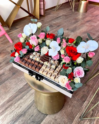 Queen box - Mix roses with 440 grams of swiss chocolate