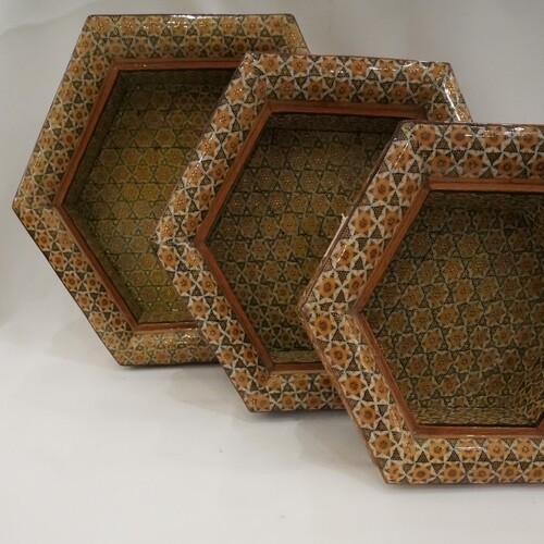 Hexagonal Box B - صندوق خشبي يدوي الصنع , الشكل سداسي متساوي الأطوال , القشرة الخارجية شغل بالنحاس , الشغل خارجي وداخلي ,  يتكون من ثلاثة احجام :  الكبير : 21 سم * 7 سم  المتوسط : 19 سم * 7 سم  الصغير : 16 سم * 7 سم