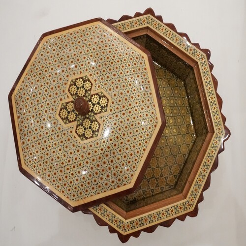 Octagon Box B - صندوق خشبي ثماني الأضلاع , متساوي القياسات , الشغل خارجي وداخلي يدوي , القشرة نحاسية .  الحجم : 8 سم * 23 سم .