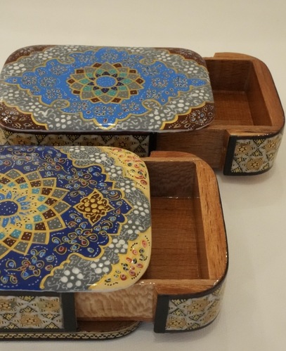 Painting Boxes S - صندوق خشبي مربع الشكل يدوي الصنع , الشغل خارجي نحاس .  الحجم : 11 سم * 8 سم * 3 سم .