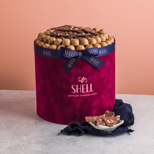 Round box - includes pistachio praline with coffee, gianduja cornflake, caramel dolci black praline and pistachio nuts (1 kilo)