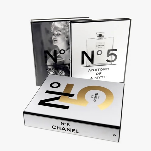 N5 Chanel book - Thomas & Hudson Chanel N°5 Catwalk book
Patrick Mauries
760 pages, hardcover, English language
Height 20.5 cm, width 28.7 cm, depth 6.4 cm
3.1kg