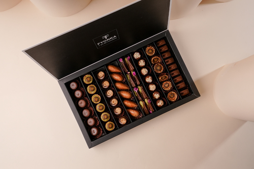 Coffe sweet large box - War of flavors This box contains a variety of flavors that vary in taste And it combines with its splendor 52 pcs Praline, thyme, kunafa, pistachio, pomegranate, pecan Sesame and salted caramel