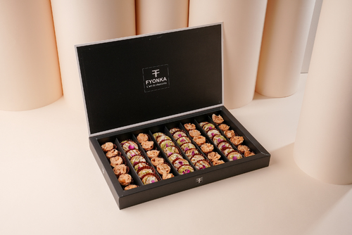 Crunchy box - Crunchy box Specially made to make the dessert experience beyond memory Taste and integrate it with auditory memory Mix crunchy pistachio and roasted almonds with sesame 48 pcs to make you happy
