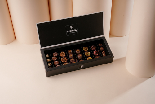 Coffee sweet mix - war of flavors This box contains a variety of flavors that vary in taste And it combines with its splendor 26 pcs Praline, thyme, kunafa, pistachio, pomegranate, pecan Sesame and salted caramel