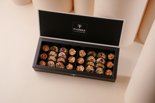Crunchy box - Crunch boxSpecially made to make the dessert experience beyond memoryTaste and integrate it with auditory memoryMix crunchy pistachio and roasted almonds with sesame26 pcs to make you happy