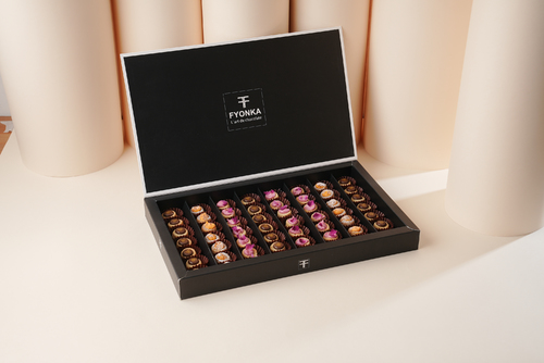 Large mini ghraiba box - mix Kuwaiti ghraiba the box contain 56 pcs of special kuwaiti ghraiba small mold flavored with saffron, strawberry and walnut cream