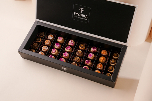 Small mini ghraiba mix - mix Kuwaiti ghraiba the box contain 32 pcs of special Kuwaiti ghraiba small mold flavored with saffron, strawberry and walnut cream