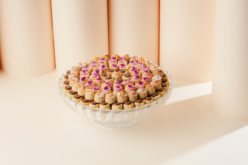 Mini kuwaiti ghraiba plate - crystal vase mix Kuwaiti ghraiba It contains 85 pcs of special Kuwaiti ghraiba small mold flavored with saffron, strawberry and walnut cream