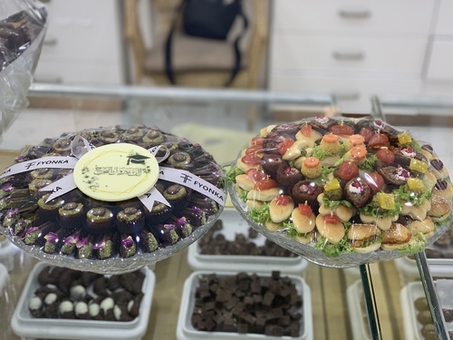 Diafah offer - Two crystal plates size 26 cm one contain 850 gram of fancy belgium sweet wit a well chosen mix of flavors the other contain 5 dozen of our famous mini bite