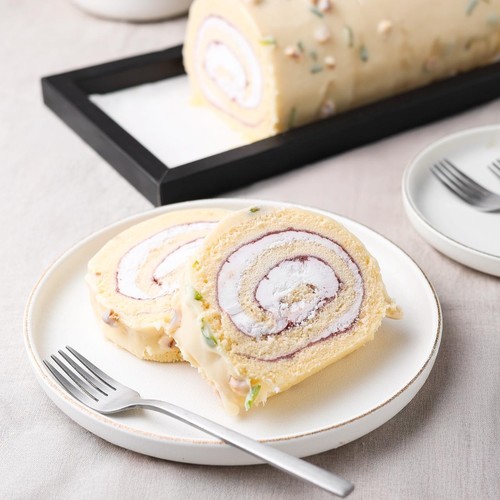 Swiss Roll Vanilla - كيك الفانيليا الهش مع كريمه و صوص الفراوله مغلفه بصوص الكاكاو الابيض