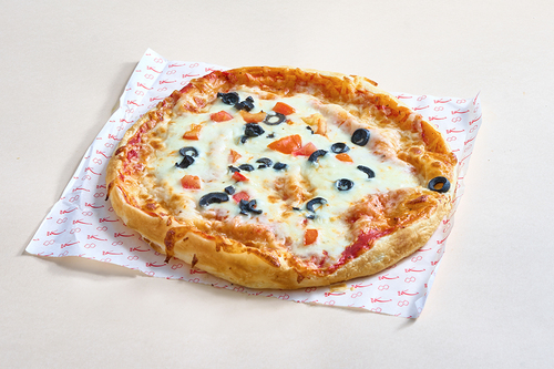 Margherita Hekayh - Tomatoes, basil, fresh olives, mozzarella cheese and turkish pizza sauce.