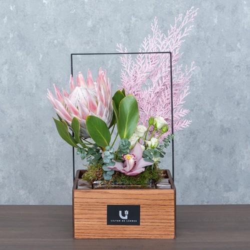 سيلفيا - تحتوي السلة الخشبية على الكينق بروتيا والبيبي جوري والسيمبيديوم والاوكاليبتوس مع الشوكولاتة البلجيكية.  الطول: 50 سم العرض: 35 سم