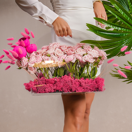 Izil - This bouquet contains pink baby rose and pink moss.   Height: 35 cm - Width: 45