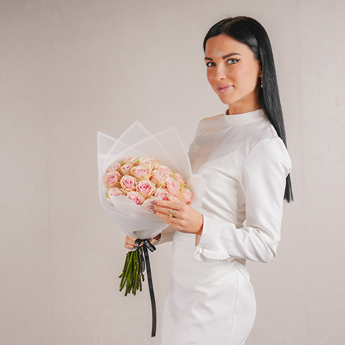 Hand Bouquet II - This bouquet contains 25 fresh roses in a white wrapping. Height: 45 cm - Width: 30 cm