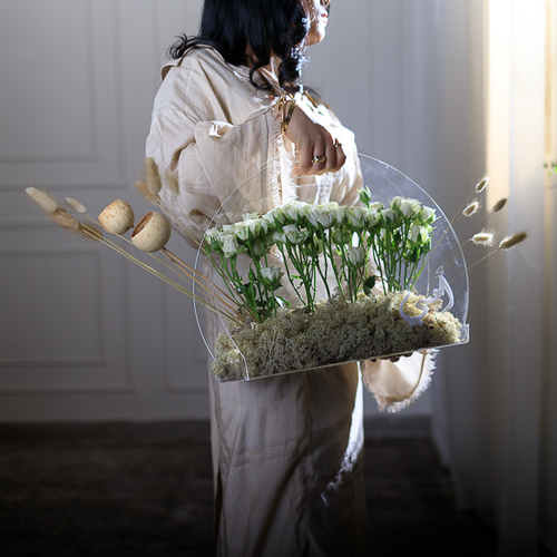 White Izil - Acrylic bag arranged with baby roses and moss 
 Height : 35cm - Width: 45cm