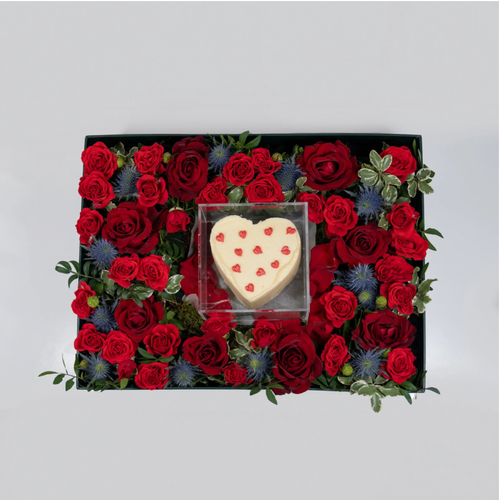 The Love Box II - The love box contains
red roses and a mini heart shape cake    Width:
40 cm x 30 cm    



 Height:
13 cm