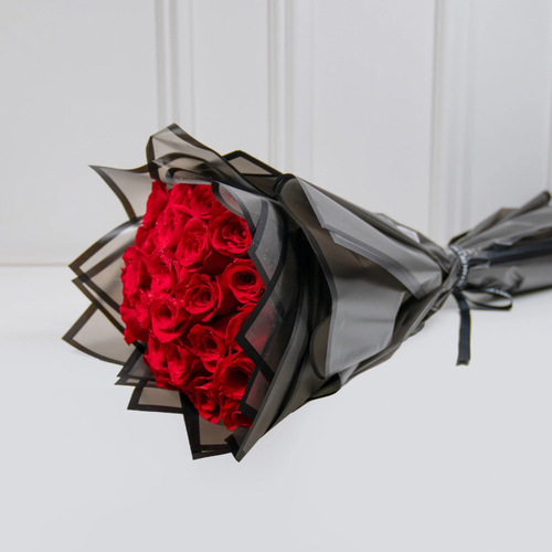 Rose Hand Bouquet I - This bouquet contains
25 fresh roses in a Black wrapping.   

 Height:
45 cm - Width: 20 cm