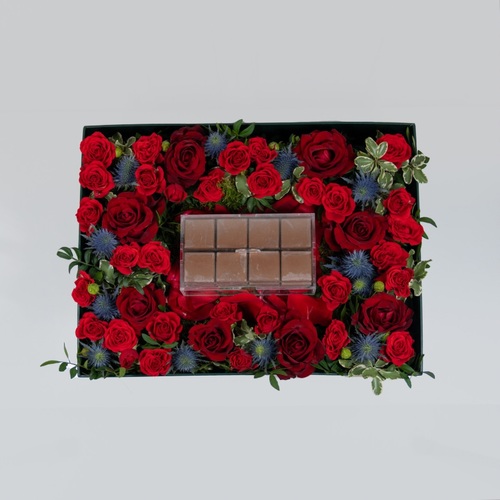 The Love box III - The love box contains red roses and Belgian chocolates.   Width: 40 cm x 30 cm    Height: 13 cm